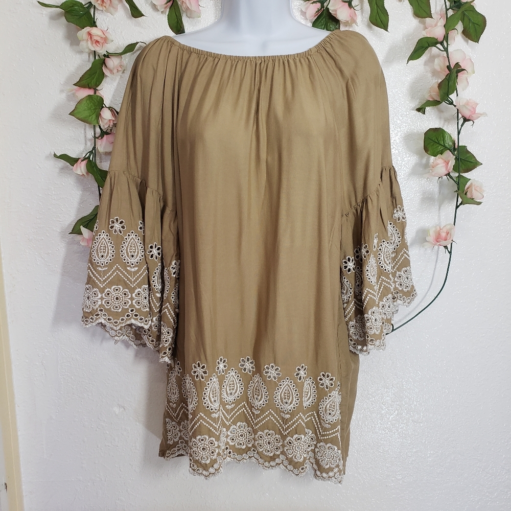 Sweet Magnolia cream Top  Size S. 3/4 sleeve, embroidered